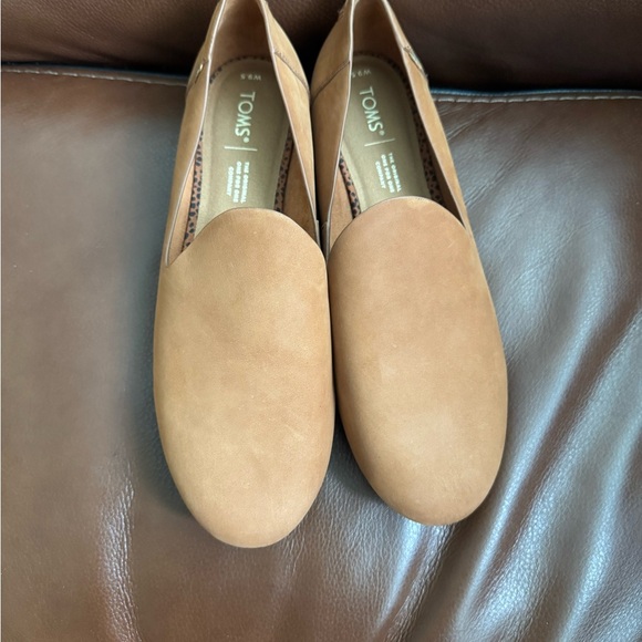 TOMS Women's Tan Slip-On Shoes - Picture 1 of 10
